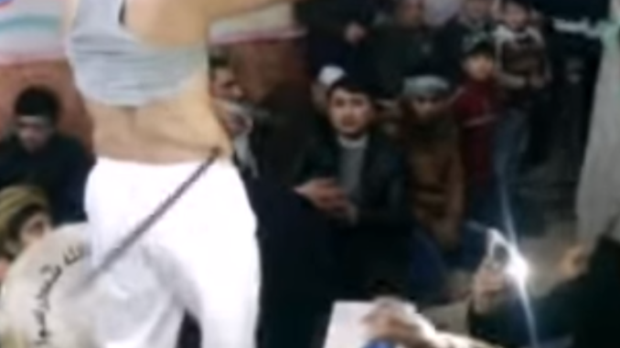 احد الصوفية يحمل سيخ مغروس في جانب بطنه الطعن وضرب السيوف في ممارسات اهل الطرق الصوفية