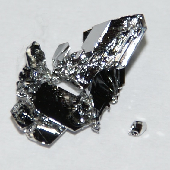 قطعة كرستال لعنصر الروثنيوم